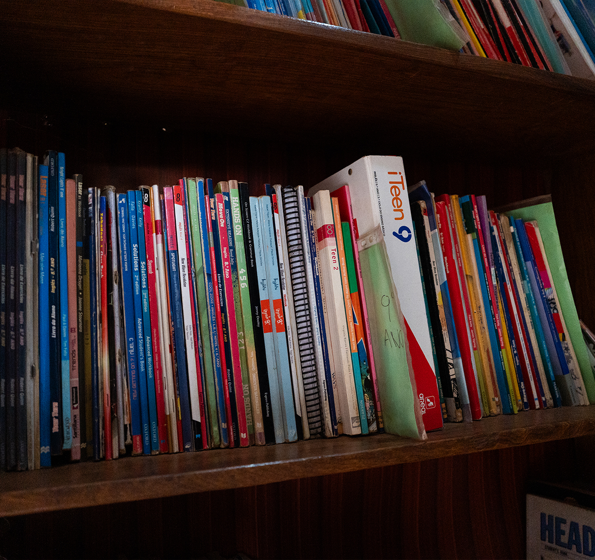 biblioteca escolar apoiada pelos Guinanos